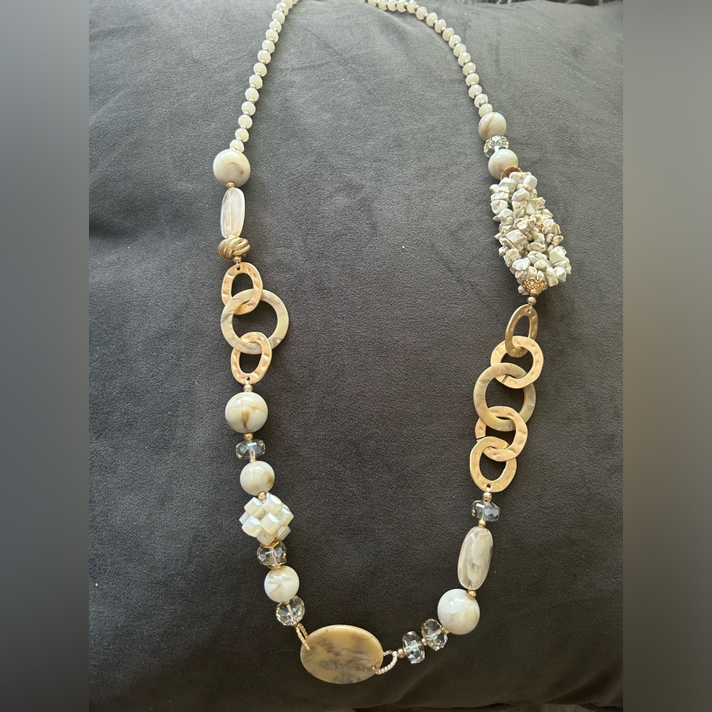 FABULOUS STATEMENT NECKLACE - CREAM / GOLD!